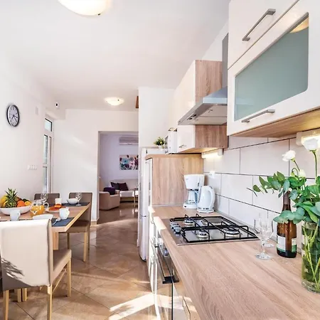 Σπίτι διακοπών Gorgeous In With Kitchen Ražanac