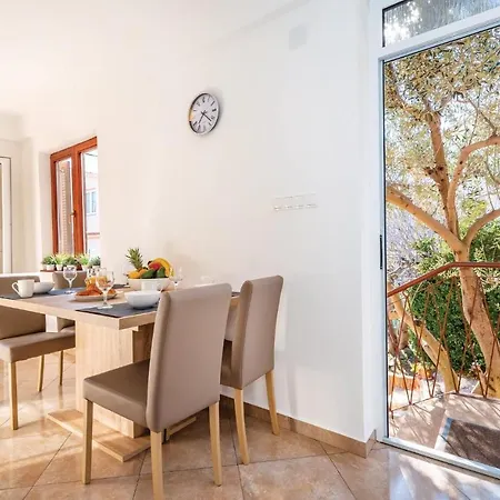 Σπίτι διακοπών Gorgeous In With Kitchen Ražanac
